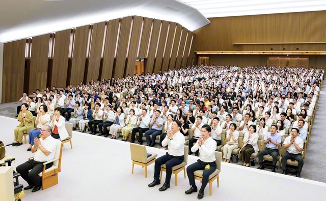 使命の天地に幸福の楽土を！――谷川SGI理事長、那須同女性部長、西方同青年部長、梁島同男子部長、堀口同女子部長らが出席し、世界の友と異体同心の大行進を誓い合った広宣流布誓願勤行会（広宣流布大誓堂で）