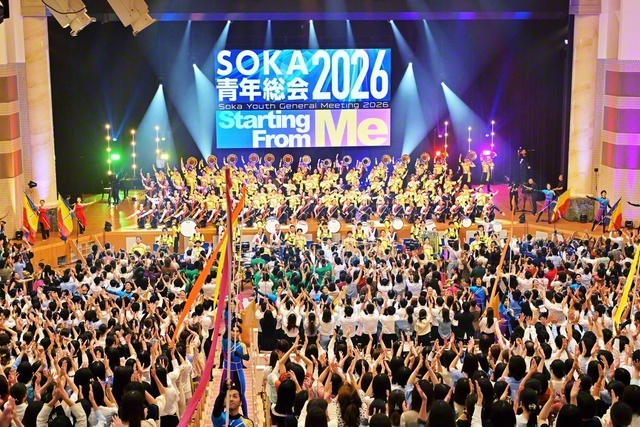 〽師子の誓いは　勝利の翼――「SOKA青年総会2026」では、ほとばしる師弟誓願の魂を、世界青年部歌「Eternal　Journey　with　Sensei！～永遠の師弟旅～」に託し、全同志が一つになった（創価大学池田記念講堂で）