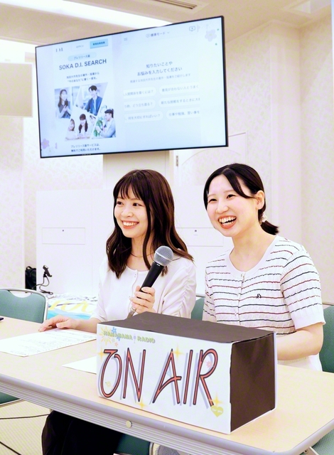 美浜旭日区・西高洲支部の未来座談会で、司会役を務める池田華陽会の友。“ラジオ風”の企画で「SOKA　D.I.　SEARCH」を活用し、池田先生の『希望対話』の言葉を紹介した