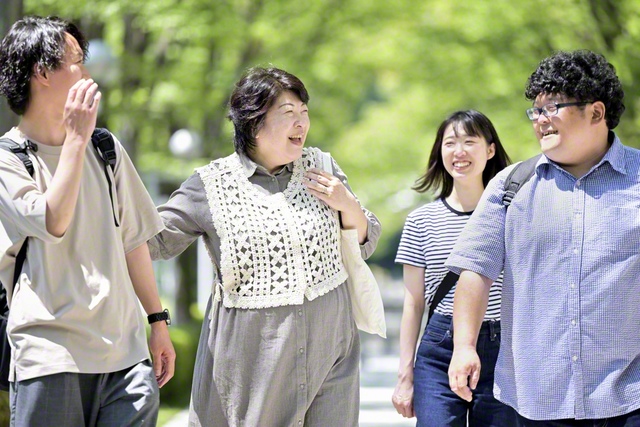 「人に始まって、人に終わる」を信念とする渡邉さん（左から2人目）。自らの声で語れる喜びをかみ締めて