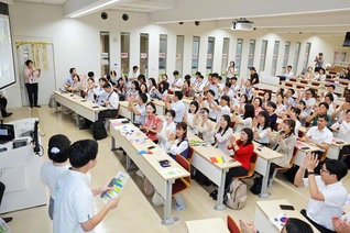九州、沖縄の友と韓国の同志が交流。沖縄の與那覇学生部長、熊本の田中池田華陽会委員長が司会を務め、皆で学会歌「誓いの青年よ」を韓国語で大合唱した（創大中央教育棟で）