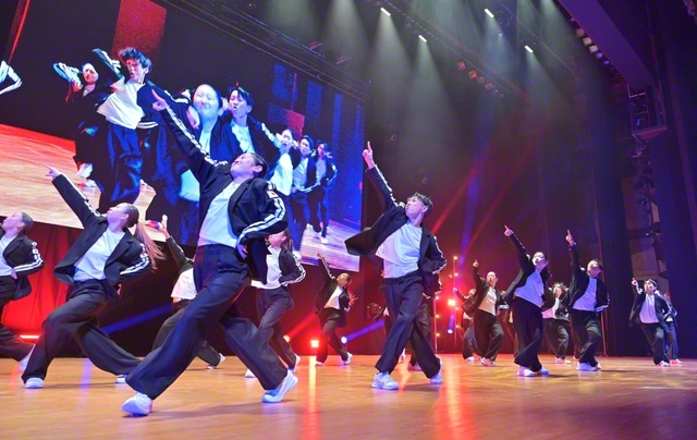 学生の有志が一糸乱れぬダイナミックなダンスを披露し、会場を沸かせた（同）