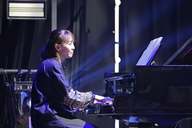 情緒豊かなピアノの音色で、朗読の世界観を存分に引き出した浅井さやかさん（同）