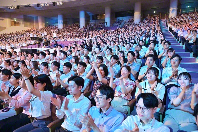 私は勝ちます！　立ち上がります！――広布の未来へ、決意みなぎる青年たち。誓いと歓喜の一歩一歩が、平和と幸福の大道を切り開く（創大池田記念講堂で）