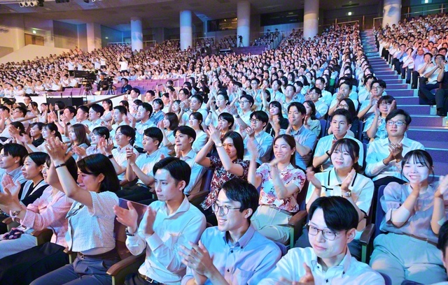 私は勝ちます！　立ち上がります！――広布の未来へ、決意みなぎる青年たち。誓いと歓喜の一歩一歩が、平和と幸福の大道を切り開く（創大池田記念講堂で）