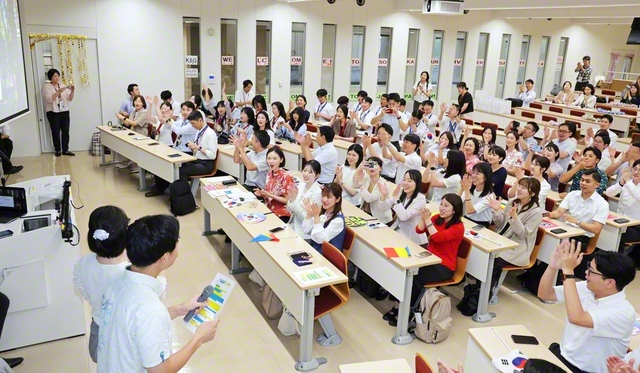 九州、沖縄の友と韓国の同志が交流。沖縄の與那覇学生部長、熊本の田中池田華陽会委員長が司会を務め、皆で学会歌「誓いの青年よ」を韓国語で大合唱した（創大中央教育棟で）