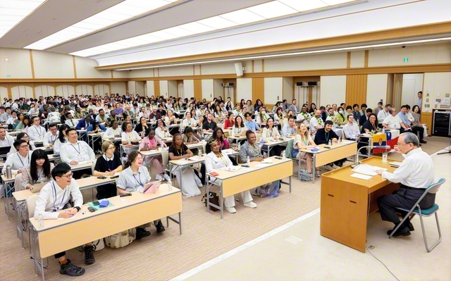SGI青年研修会修了式の前に開かれた、原田会長による指導会。質疑応答では、“AI（人工知能）時代に、一対一での励ましを広げるためには”など、求道の質問が相次いだ（金舞会館で）