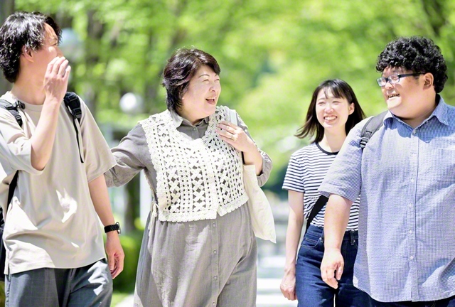 「人に始まって、人に終わる」を信念とする渡邉さん（左から2人目）。自らの声で語れる喜びをかみ締めて