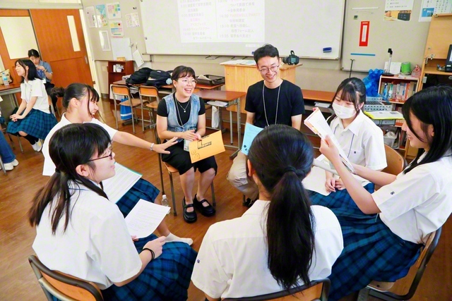 交流会では“将来の夢”などを発表し合った（5日、関西創価高校で）