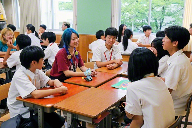 関西中では、英語での自己紹介に笑顔の花が咲いた（4日）
