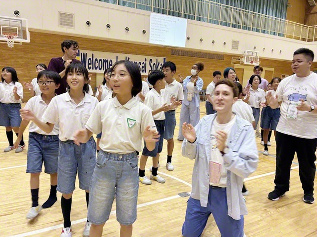 関西小では体育館で全体交流会が行われ、互いに歌やダンスなどを披露した（4日）
