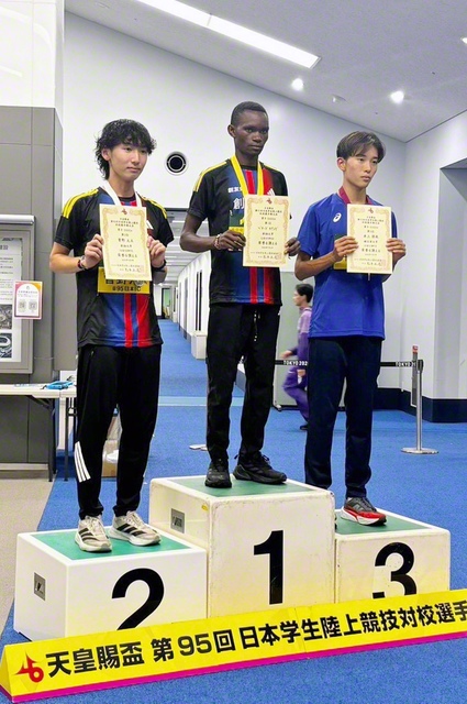 ルーキー2人が活躍！　優勝した創価大学のキクンビ選手㊥と、2位の菅野選手㊧（横浜市の日産スタジアムで＝順天堂大学提供）