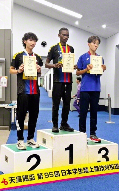 ルーキー2人が活躍！　優勝した創価大学のキクンビ選手㊥と、2位の菅野選手㊧（横浜市の日産スタジアムで＝順天堂大学提供）