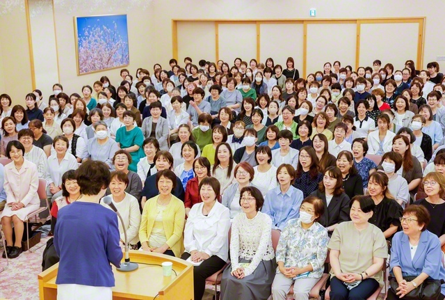香城会の新出発の集い。畠山美穂さん、城戸幸恵さんが、弘教を実らせ苦難を乗り越えた歓喜を報告した