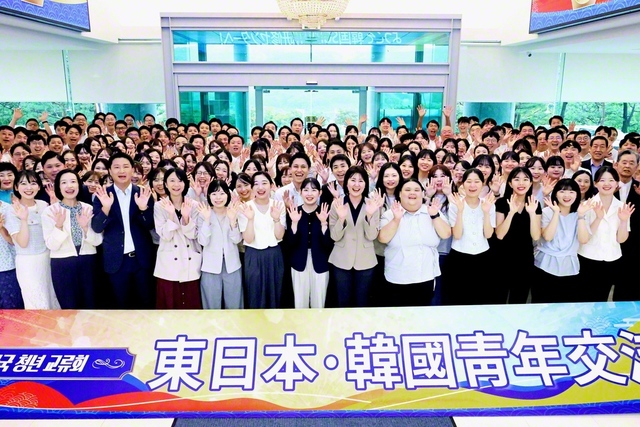 強き絆で結ばれた日韓の青年たちが笑顔で記念のカメラに（8月21日、鎮川研修センターで）