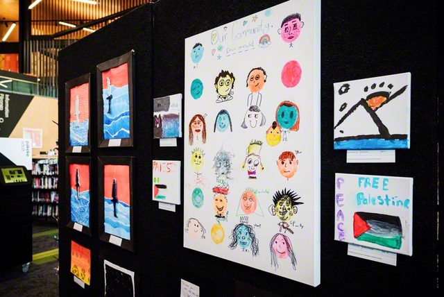 首都ウェリントンのジョンソンビル図書館での絵画展に飾られた子どもたちの作品