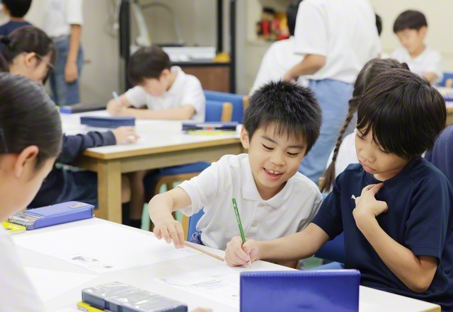 友と学び合う東京創価小学校の児童たち