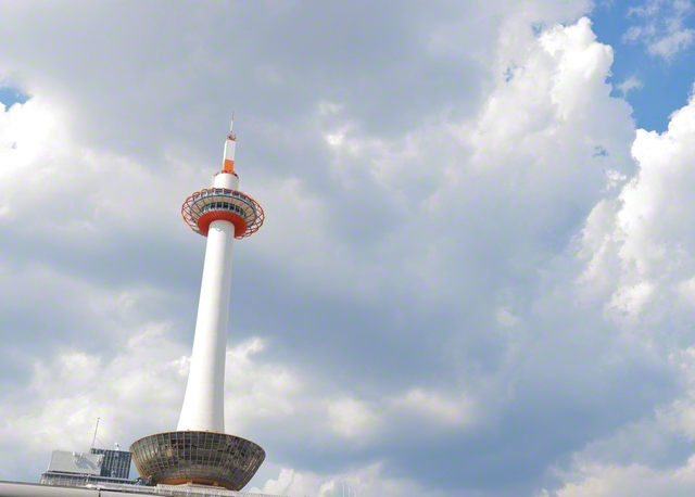 京都のランドマーク「ニデック京都タワー」（京都市下京区）。展望室からは市街地を360度、見渡せる