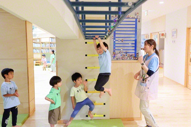 うんていの前には、子どもたちの列ができる