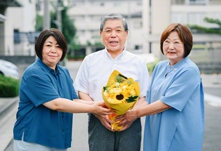 苦楽を共に乗り越えてきた妻・洋子さん㊨と長女・韮澤雅子さん㊧