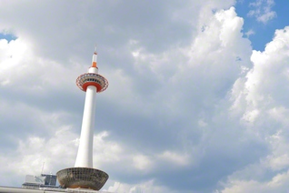 京都のランドマーク「ニデック京都タワー」（京都市下京区）。展望室からは市街地を360度、見渡せる