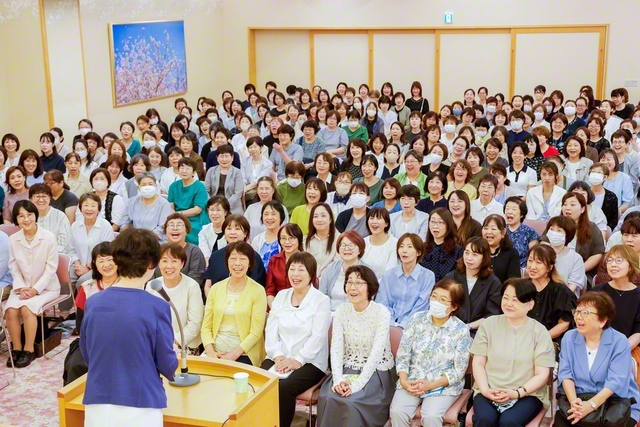 香城会の新出発の集い。畠山美穂さん、城戸幸恵さんが、弘教を実らせ苦難を乗り越えた歓喜を報告した