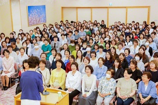 香城会の新出発の集い。畠山美穂さん、城戸幸恵さんが、弘教を実らせ苦難を乗り越えた歓喜を報告した