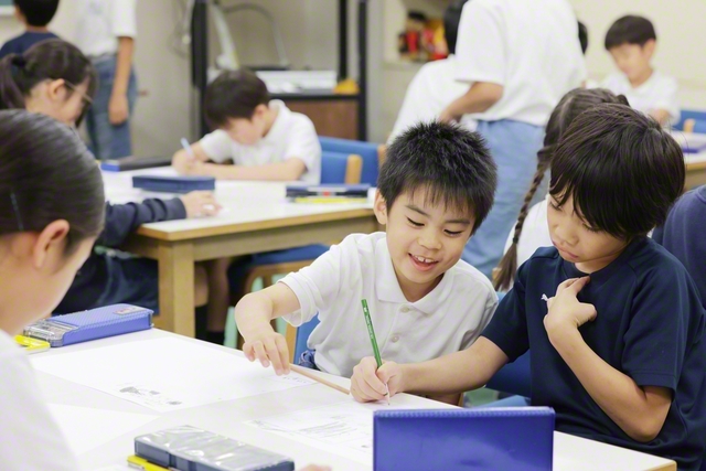 友と学び合う東京創価小学校の児童たち