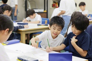 友と学び合う東京創価小学校の児童たち