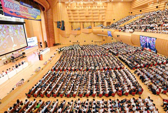 韓国各地を中継で結び、3万5000人の同志が集った「韓日青年躍動総会」（8月23日、ソウルの池田記念講堂で）