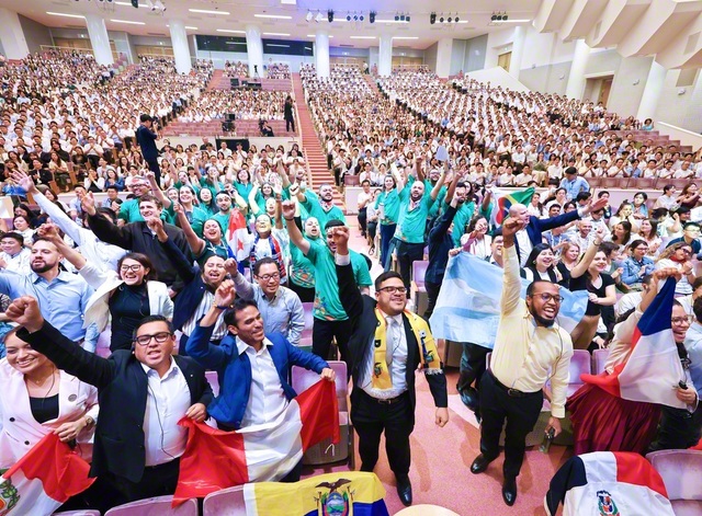 各国で広布に戦い集った若人たちの歓喜が爆発した「SOKA青年総会2026」。“師弟誓願の心は一つ！”――広布即平和へ、世界の友と力強く前進を開始！（今月6日、東京・八王子の創価大学池田記念講堂で）