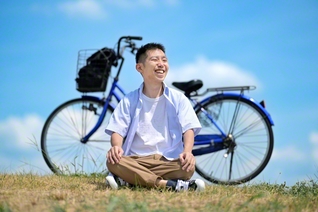 「誰かに尽くす生き方を貫くこと自体が幸せ」と羽生さん。母の言葉を胸に、愛用の自転車で励ましに駆けてきた