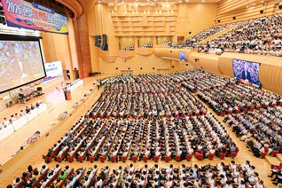 韓国各地を中継で結び、3万5000人の同志が集った「韓日青年躍動総会」（8月23日、ソウルの池田記念講堂で）