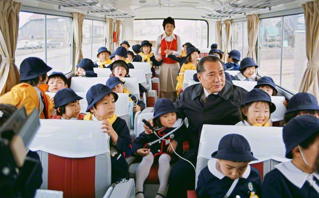 創立者の池田先生は、札幌創価幼稚園の第1回入園式に出席した翌日、通園バスに同乗。無限の可能性を秘めた“太陽の子”たちに慈愛のまなざしを注いだ（1976年4月17日）