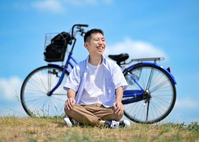 「誰かに尽くす生き方を貫くこと自体が幸せ」と羽生さん。母の言葉を胸に、愛用の自転車で励ましに駆けてきた