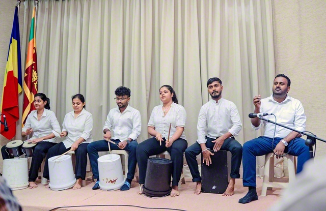 青年たちが打楽器の演奏を披露