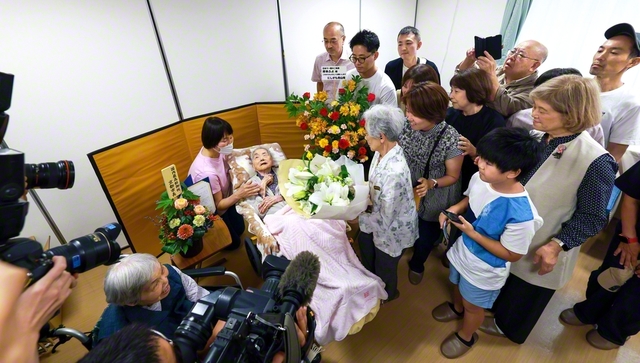 ふよさんは誰かを照らしても、自ら光を浴びることはなかった。今月10日、国内最高齢を祝う会。114歳にカメラが向いた。そこだけ、ぱっと明るく見えた