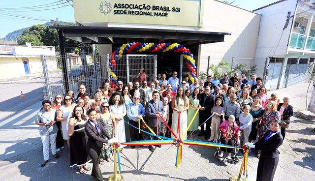 「マジェ会館」の開館を祝い、テープカットを行うブラジルの友（8月29日、マジェ市内で）