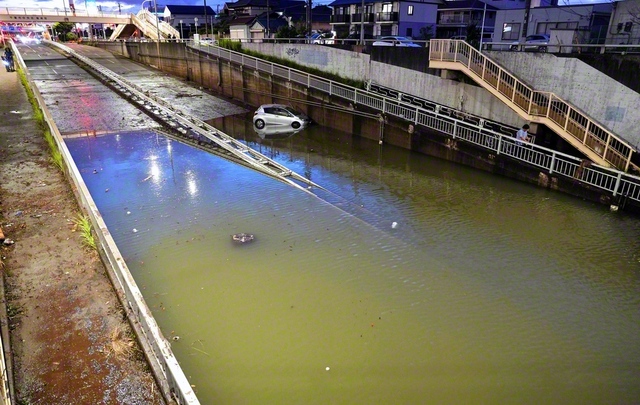千葉豪雨で冠水したアンダーパス。水に漬かる車も（8月14日、千葉市中央区）