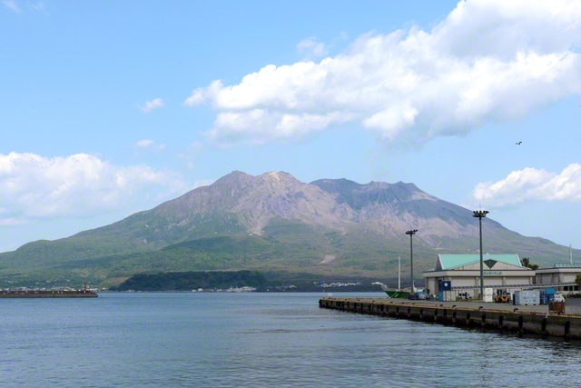 市街地からも雄大な姿を眺めることができる桜島（鹿児島市）