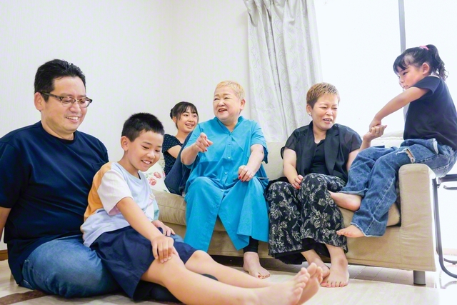 家族に囲まれ笑顔の美澤さん（右から3人目）。長女・鈴木かなこさん（右から2人目）と顔がそっくりで「孫からも間違えられるの（笑）」と