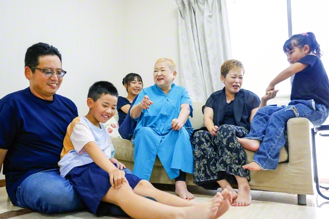 家族に囲まれ笑顔の美澤さん（右から3人目）。長女・鈴木かなこさん（右から2人目）と顔がそっくりで「孫からも間違えられるの（笑）」と