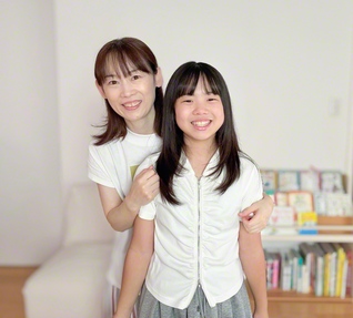 山口ひよりさん㊨は、母・亜紀子さんが人に尽くす姿を見て育った。友人が困っていたら放っておかない