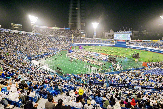 〽「正義」なるがゆえに　断じて勝たねばならない――神奈川ユースアクションフェス2026「PEACE　PRIDE」のフィナーレ。創価の平和闘争を誇りとする3万人の青年が、合唱曲「正義の旗　平和の心」を大合唱した（横浜スタジアムで）