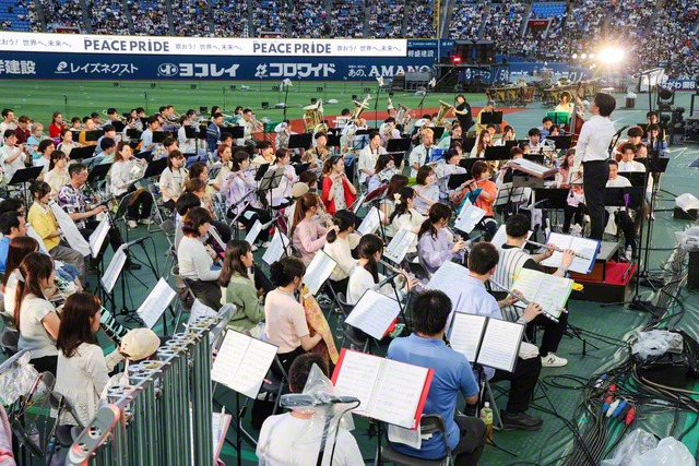 この夏、自主練習を重ねて集った“一夜限り”の楽団。皆が心一つに平和のハーモニーを響かせた