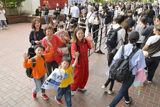 師弟の歴史が刻まれた横浜スタジアムに続々と入場する参加者