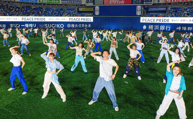友人や中等部員など、幅広い世代がダンスを披露。練習で磨いた切れのある踊りをオリジナル曲に乗せて