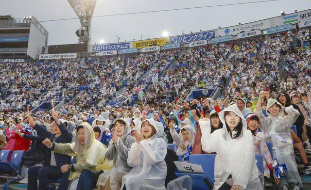 雨が降り始めても3万人の声援は、ますます大きく。ステージで熱演する出演者に勇気を届けた