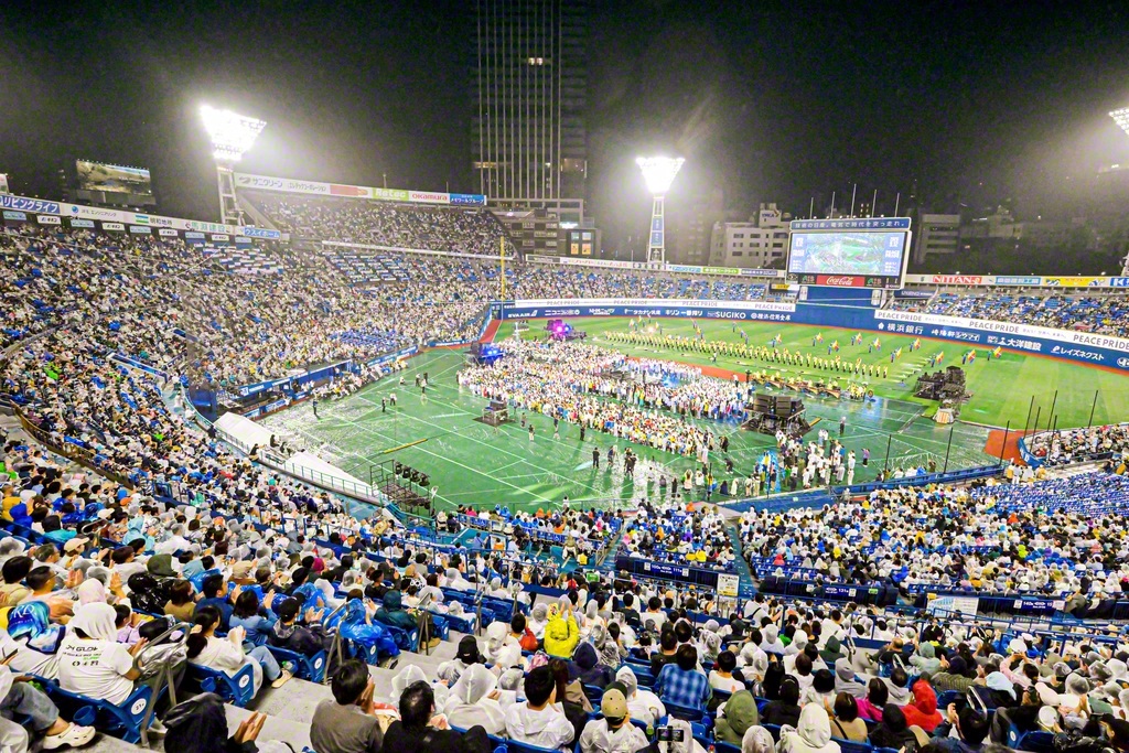 〽「正義」なるがゆえに　断じて勝たねばならない――神奈川ユースアクションフェス2026「PEACE　PRIDE」のフィナーレ。創価の平和闘争を誇りとする3万人の青年が、合唱曲「正義の旗　平和の心」を大合唱した（横浜スタジアムで）