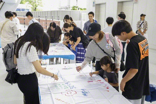 球場内では来場者が思い思いの平和を表現する体験型展示や平和への思いを投稿した企画「ピース　ノート」の作品が並んだ